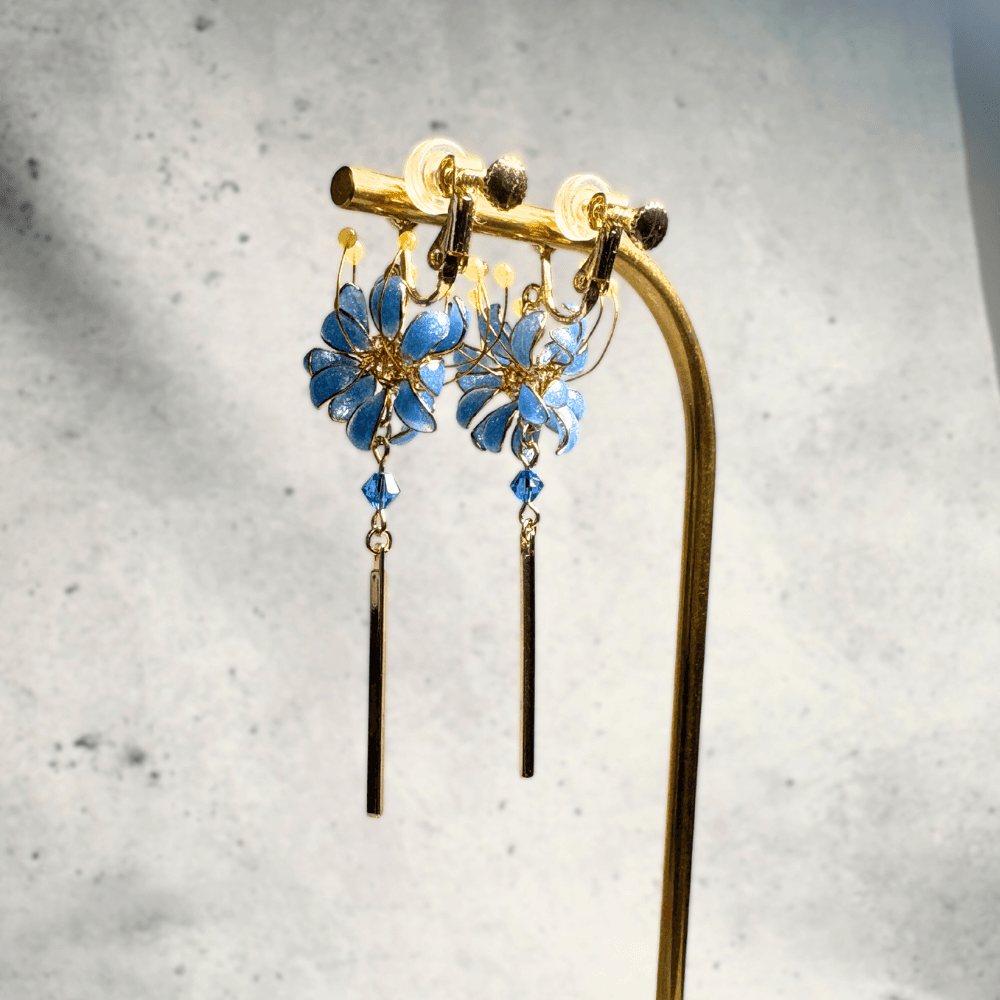 【彼岸花/曼珠沙華】イヤリング ブルー/ニッケルフリー/金属アレルギー対応/揺れるデザイン/受注生産 | 8枚目